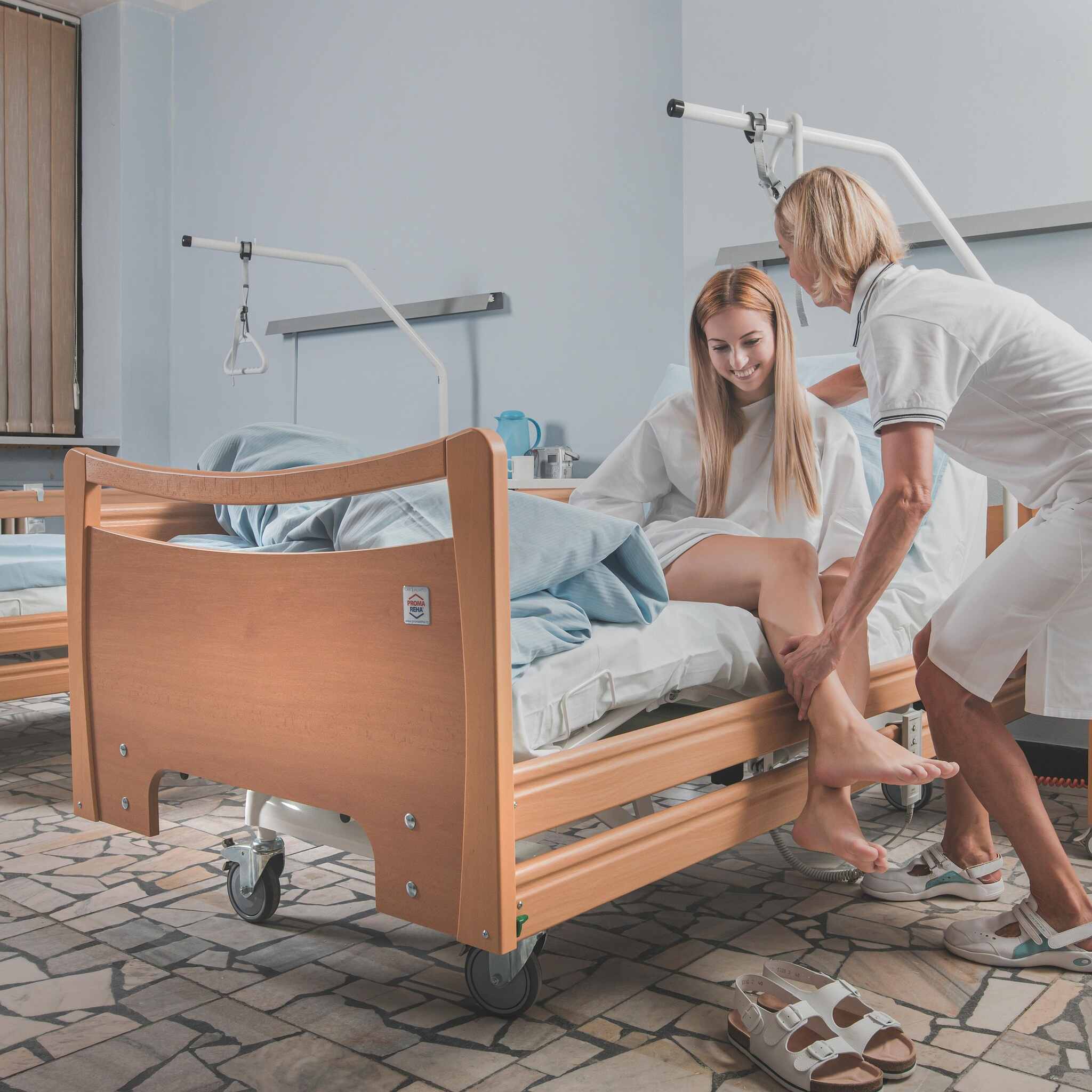 Łóżko rehabilitacyjne z wysięgnikiem i uchwytem